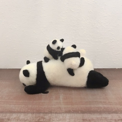 yano-kun様 専用 羊毛フェルト 作品 双子パンダちゃんのいちご狩り