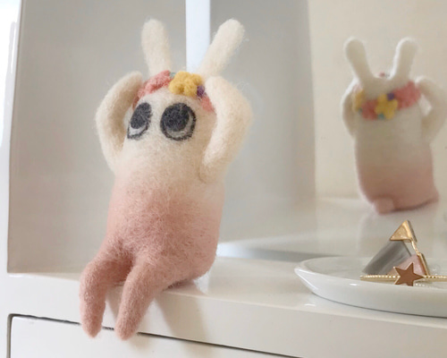 羊毛フェルト　作家様　作品　うさぎ　ぬいぐるみ　ピンク 羊毛フェルト ピンクのうさぎ ぬいぐるみ マスコット ハンドメイド