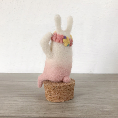 羊毛フェルト　作家様　作品　うさぎ　ぬいぐるみ　ピンク 羊毛フェルト ピンクのうさぎ ぬいぐるみ マスコット ハンドメイド