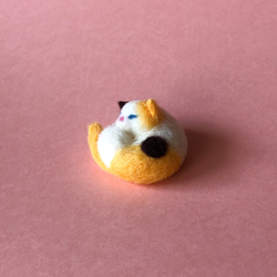 ごめん寝ポーズで寝てる猫 ミケ猫 羊毛フェルト 羊毛フェルト