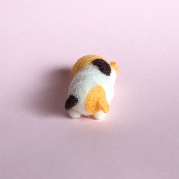 羊毛フェルト 猫のぬいぐるみ 寝ているポーズ