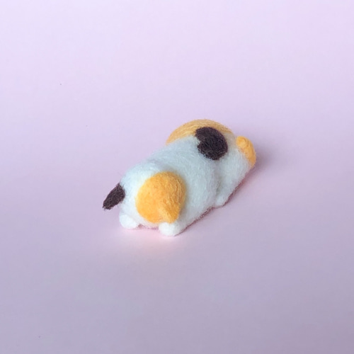 ごめん寝ポーズで寝てる猫 ミケ猫 羊毛フェルト 羊毛フェルト mimimi