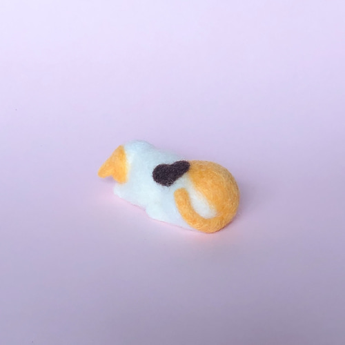 ごめん寝ポーズで寝てる猫 ミケ猫 羊毛フェルト 羊毛フェルト