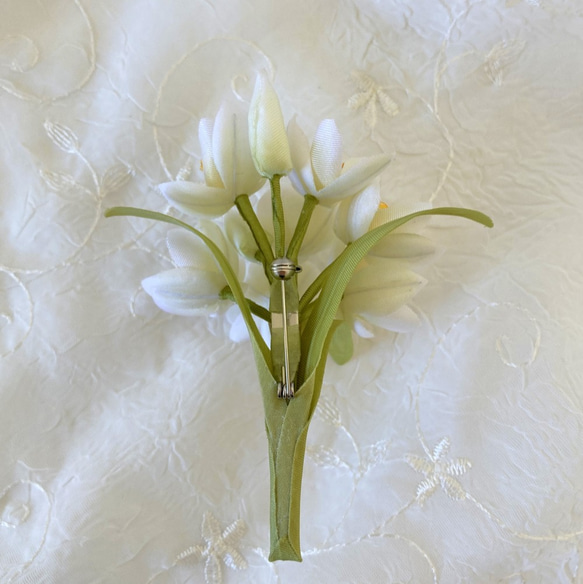 布花 スイセンのコサージュ 凛と咲く水仙 5枚目の画像
