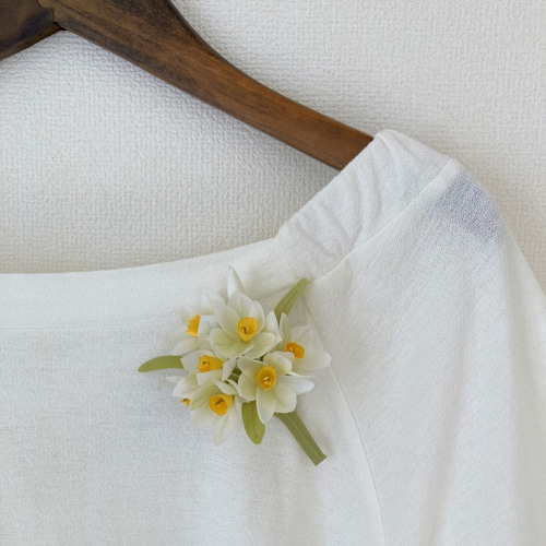 布花 スイセンのコサージュ 凛と咲く水仙 コサージュ orionのアート