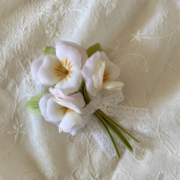 白い パンジー 布花のコサージュ 1枚目の画像