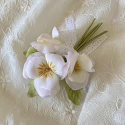 白い パンジー 布花のコサージュ 2枚目の画像