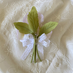 白い パンジー 布花のコサージュ 3枚目の画像