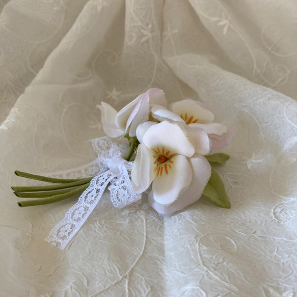 白い パンジー 布花のコサージュ 4枚目の画像