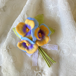 ３色の パンジー 布花のコサージュ 1枚目の画像