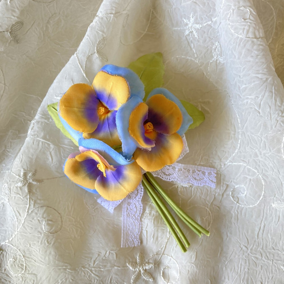 ３色の パンジー 布花のコサージュ 1枚目の画像
