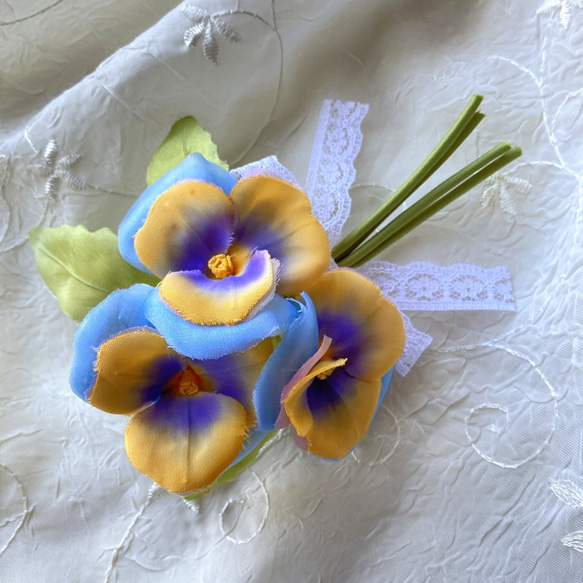 ３色の パンジー 布花のコサージュ 2枚目の画像