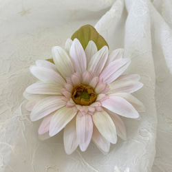 白いガーベラ 布花 コサージュ ２way 3枚目の画像