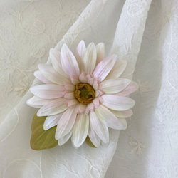 白いガーベラ 布花 コサージュ ２way 4枚目の画像