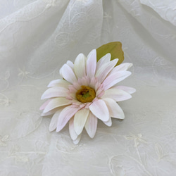 白いガーベラ 布花 コサージュ ２way 5枚目の画像