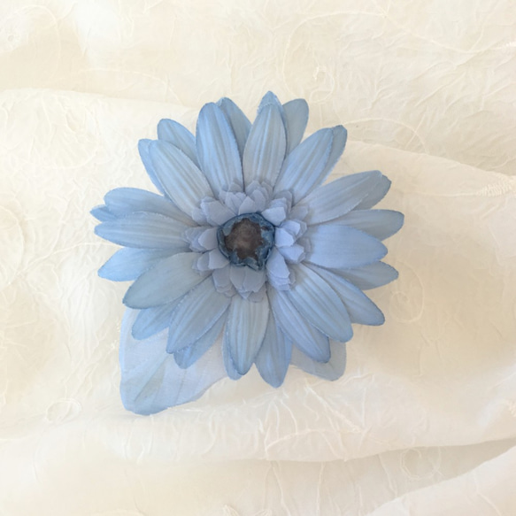 サックスブルーのガーベラ 布花 コサージュ ２way 3枚目の画像
