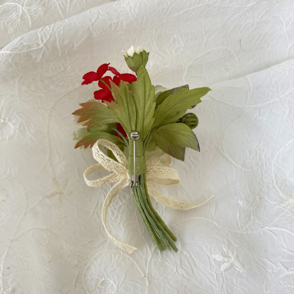 デージー 赤い小花 布花 コサージュ 5枚目の画像