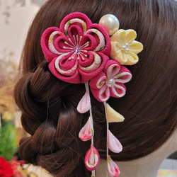 重梅花簪蝴結兩件組|髮簪/髮梳/彈跳夾/っまみ細工/絹布/縮緬布/日式布花/浴衣/和服配件 第6張的照片