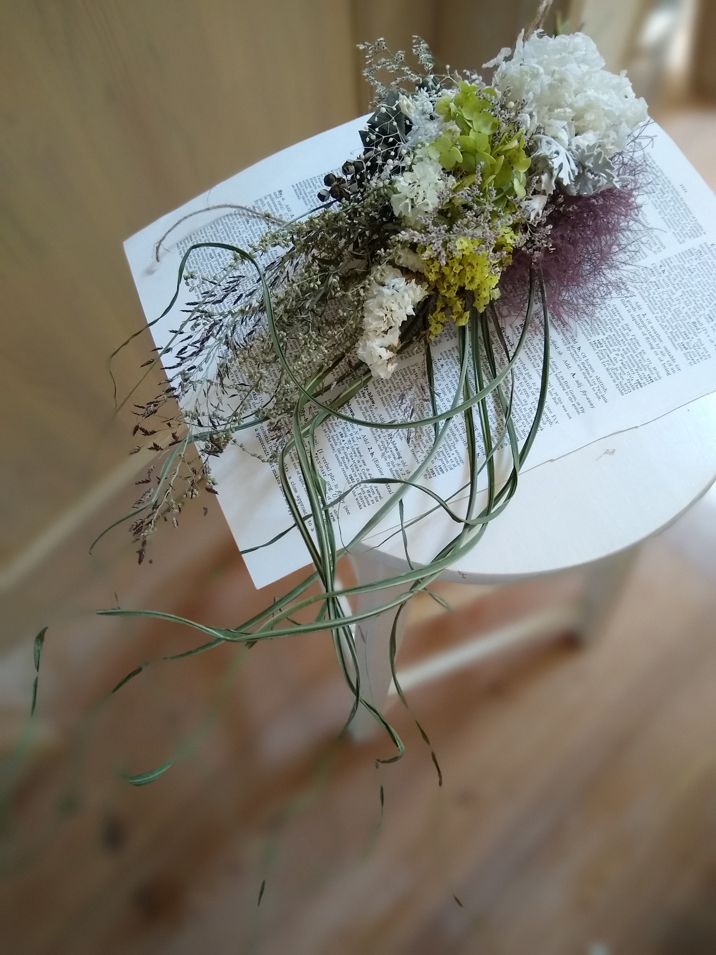 紫陽花二種と沢山の野草とスモークツリーのドライフラワーホワイト
