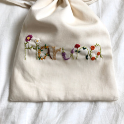 ＊名入れオーダー＊ 花刺繍の巾着袋 2枚目の画像