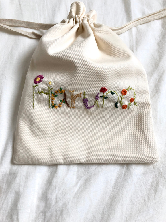 ＊名入れオーダー＊ 花刺繍の巾着袋 2枚目の画像