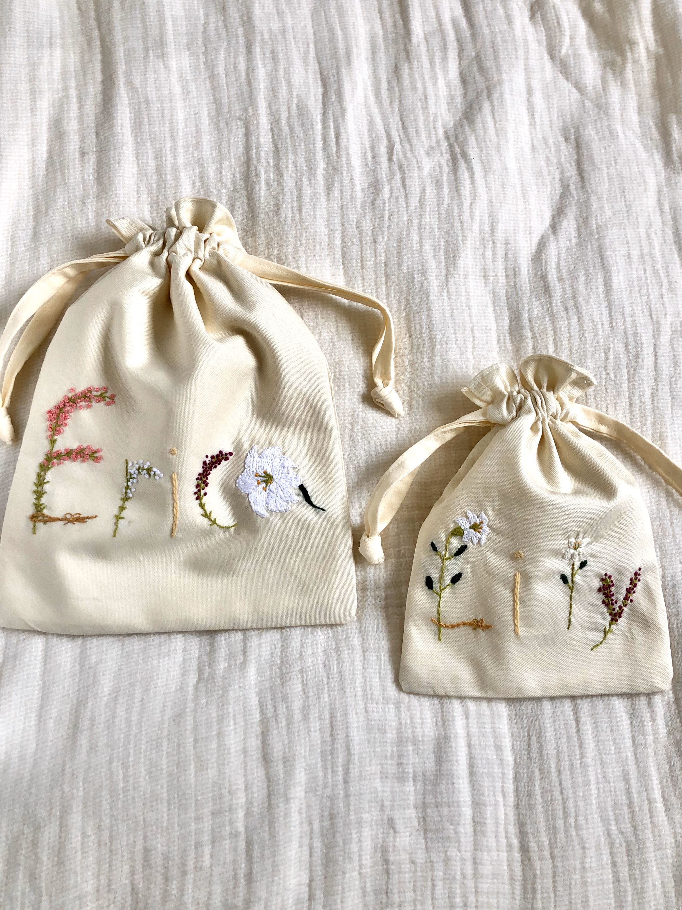 あや様　オーダー　巾着 親子でお揃い＊名入れオーダー＊花刺繍の巾着袋 巾着袋 tikutiku peko