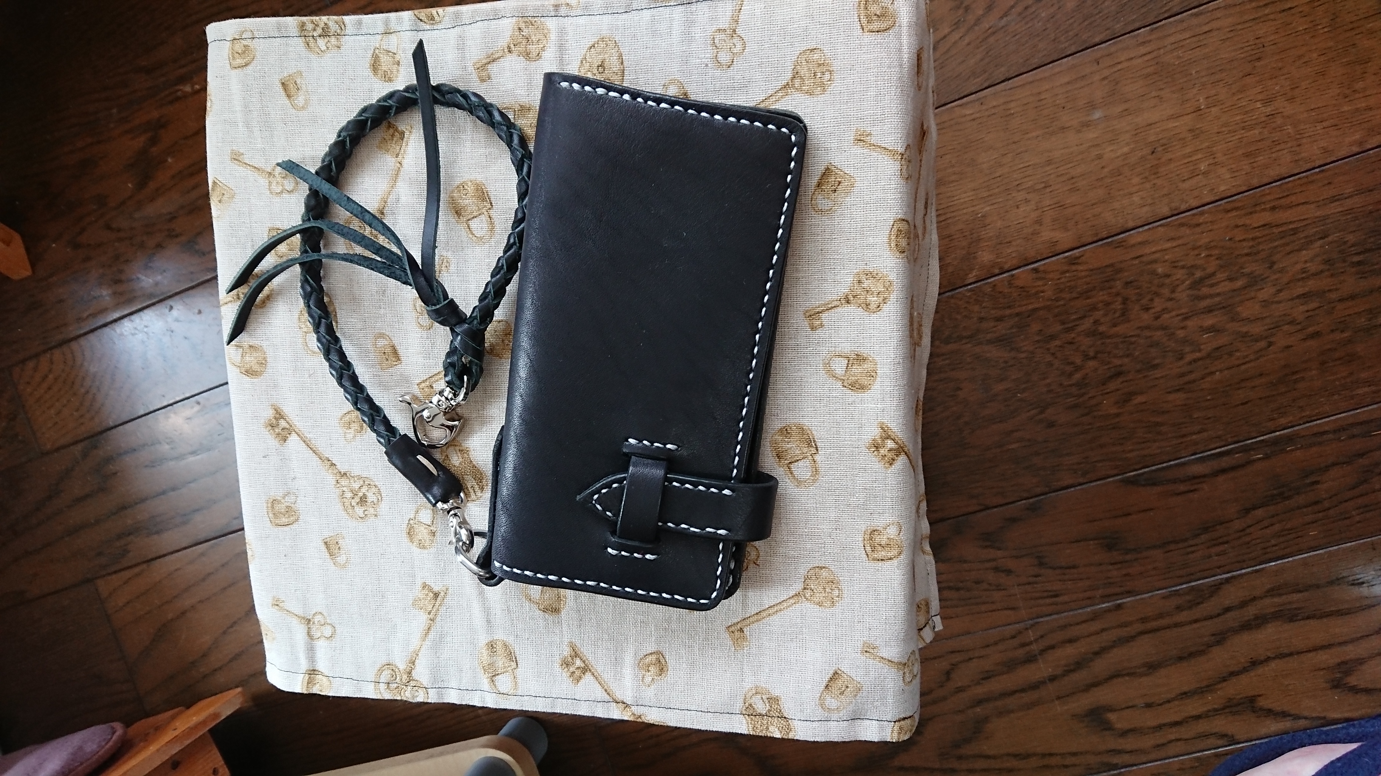 すべて手縫いのハンドメイドの牛革レザークラフトです。新品、未使用。