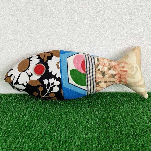 お刺身用アジ入荷しました＾＾　ヴィンテージファブリックで作ったケリケリ　猫のおもちゃ 2枚目の画像