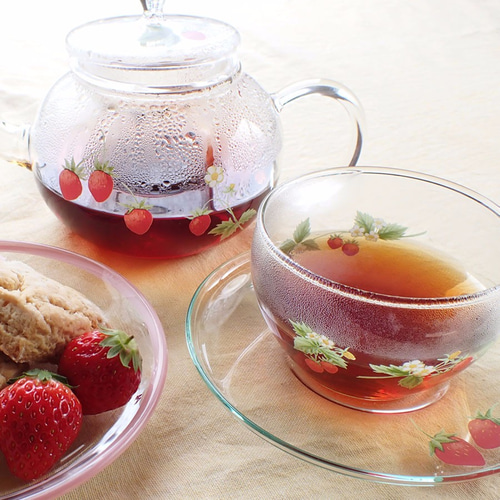 イチゴモチーフコーヒーカップ 26c_5251_.jpg