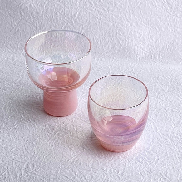 形が異なるペア酒杯（高台&丸酒杯）ピンク ☆イニシャル入り 1枚目の画像