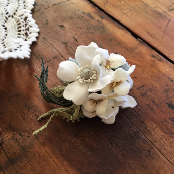 布花コサージュ　　オフホワイトの野ばらとすみれとデージーの小さな花束 3枚目の画像