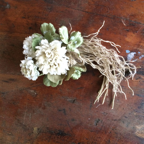 シロツメクサの花束コサージュ 3枚目の画像