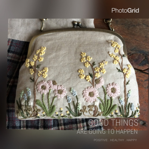 野の花手刺繍がま口ショルダーバッグ（ピンクデージー） がま口