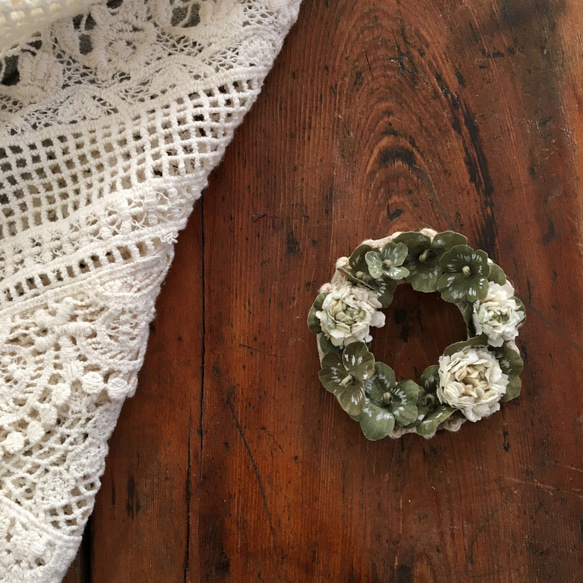 布花コサージュ　白詰草とクローバーのミニリース 1枚目の画像