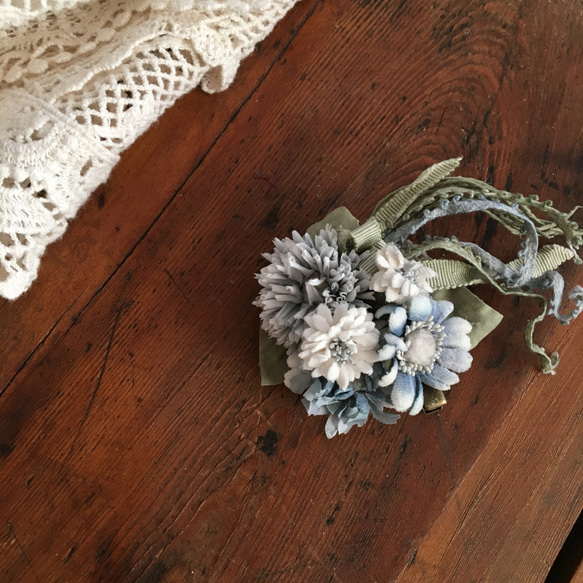 布花コサージュ　デージーの小さな花束　ブルーグレー 3枚目の画像