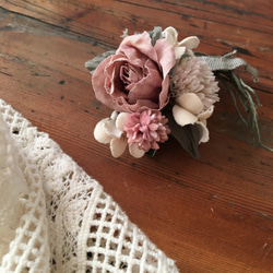 布花コサージュ　アンティークピンクのミニ薔薇とデージーなどの小さな花束 3枚目の画像