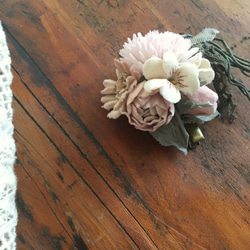 布花コサージュ　ベージュピンクのミニ薔薇とデージーなどのとっても小さな花束 4枚目の画像