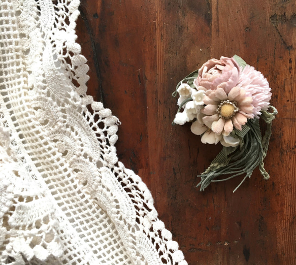 布花コサージュ　ベージュピンクのミニ薔薇とデージーなどの小さな花束 1枚目の画像