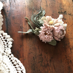 布花コサージュ　ベージュピンクのミニ薔薇とデージーなどの小さな花束 3枚目の画像