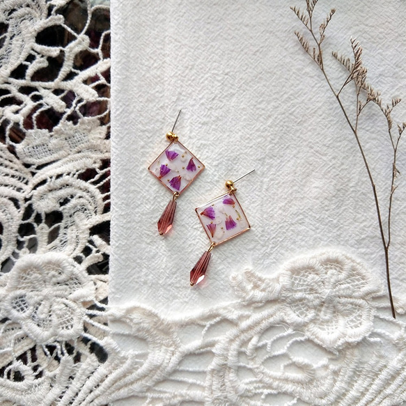 ぶら下がりイヤリング「パープルスタープラムフルーツ」スターフラワーとフレンチの小さな白いプラムの花びらに白い背景色のドロップビー 2枚目の画像