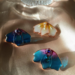 《前の方》蝴蝶 翅膀 花瓣 透明藍色 桃紫色 花蕊耳環 樹脂耳環 婚禮耳環 耳針/耳夾 第2張的照片