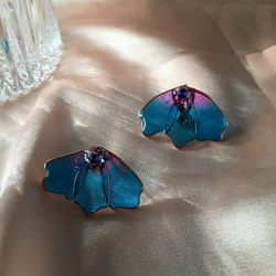 《前の方》蝴蝶 翅膀 花瓣 透明藍色 桃紫色 花蕊耳環 樹脂耳環 婚禮耳環 耳針/耳夾 第3張的照片