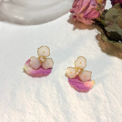 Focuser 《花開》手折銅線花型氣質點綴珍珠 貼耳耳環 米白色【耳針/耳夾】手作設計 第3張的照片