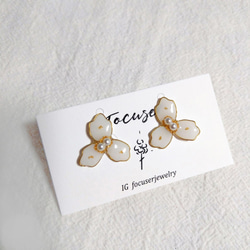 Focuser 《花開》手折銅線花型氣質點綴珍珠 貼耳耳環 米白色【耳針/耳夾】手作設計 第2張的照片