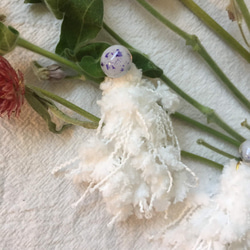 フォーカサー手作りデザイン「パフ」シリーズ-ふわふわの白いウールがぶら下がっている白紫の本物の花の丸いイヤリングロマンチックな素 3枚目の画像