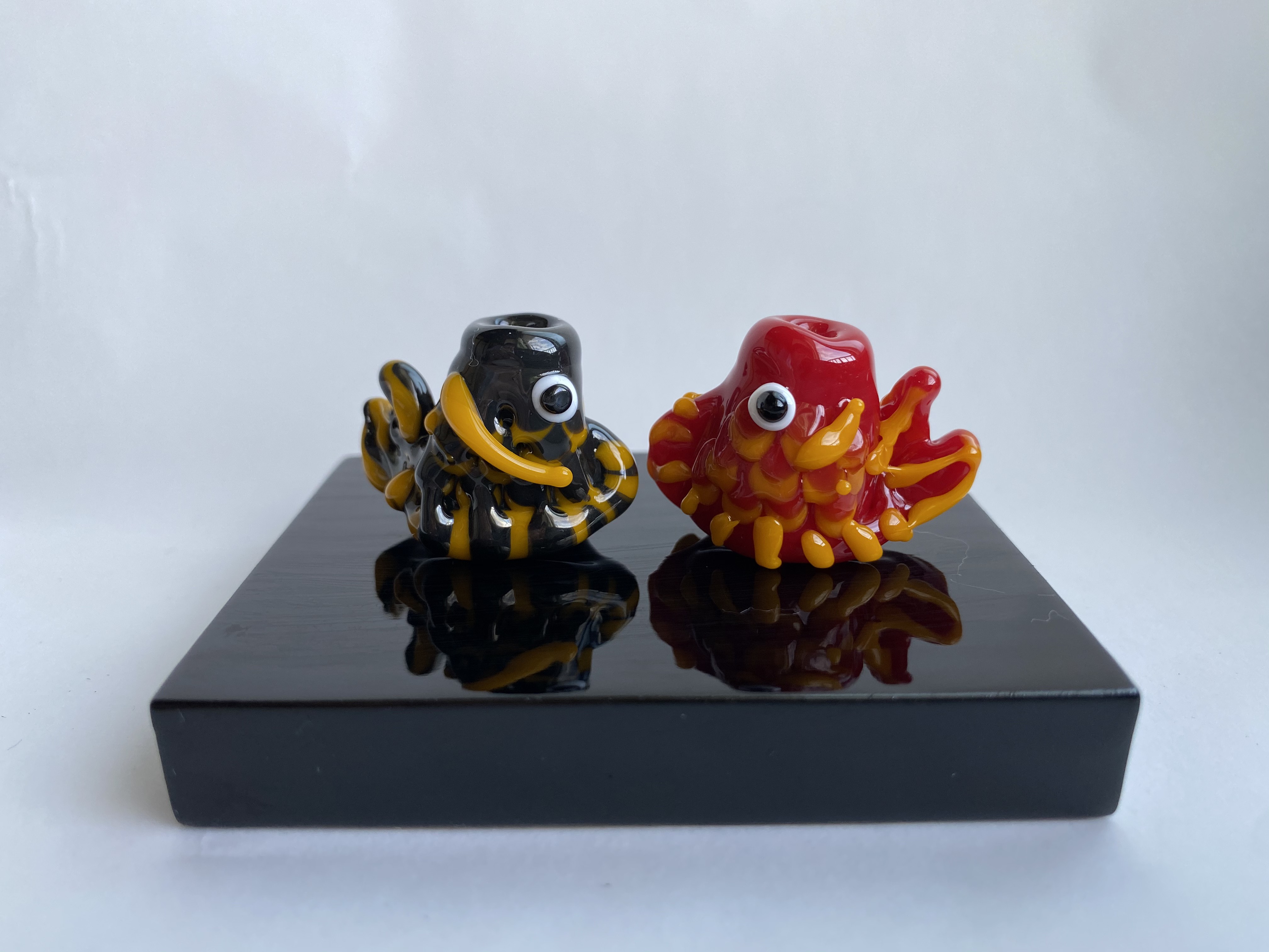 【新作・めで鯛・安鯛】硝子の鯛のお飾り・赤黒（黒地に黄色）バージョン（黒塗り木製台座付き）