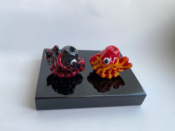 【新作・めで鯛・安鯛】硝子の鯛のお飾り・赤黒バージョン（黒塗り木製台座付き） 2枚目の画像