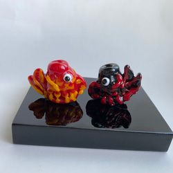 【新作・めで鯛・安鯛】硝子の鯛のお飾り・赤黒バージョン（黒塗り木製台座付き） 3枚目の画像