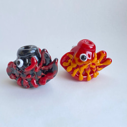 【新作・めで鯛・安鯛】硝子の鯛のお飾り・赤黒バージョン（黒塗り木製台座付き） 5枚目の画像