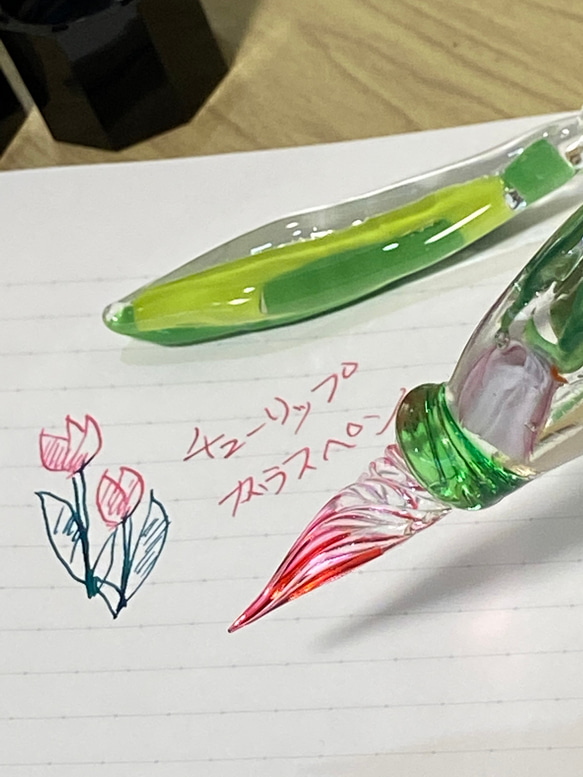 【新作春の花・一点もの】a_beeの気まぐれチューリップのガラスペン・葉っぱのペン置き（化粧箱付き） 5枚目の画像